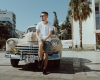 De korte mannenbroek is terug en hij wil gezien worden